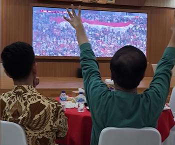 Jokowi dan Gibran nonton timnas SEA Games di Medan (YouTube/Sekretariat Presiden)
