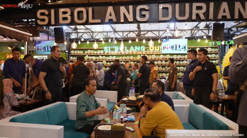 Jokowi rayakan kemenangan timnas dengan makan durian di Medan (YouTube/Sekretariat Presiden)