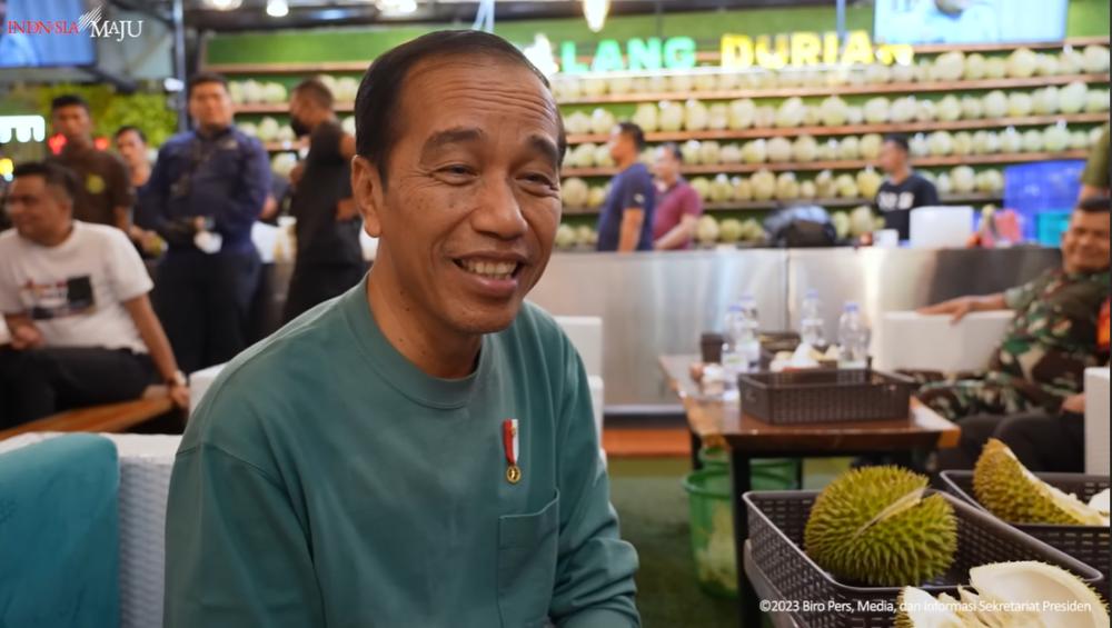 Jokowi rayakan kemenangan timnas dengan makan durian di Medan (YouTube/Sekretariat Presiden)