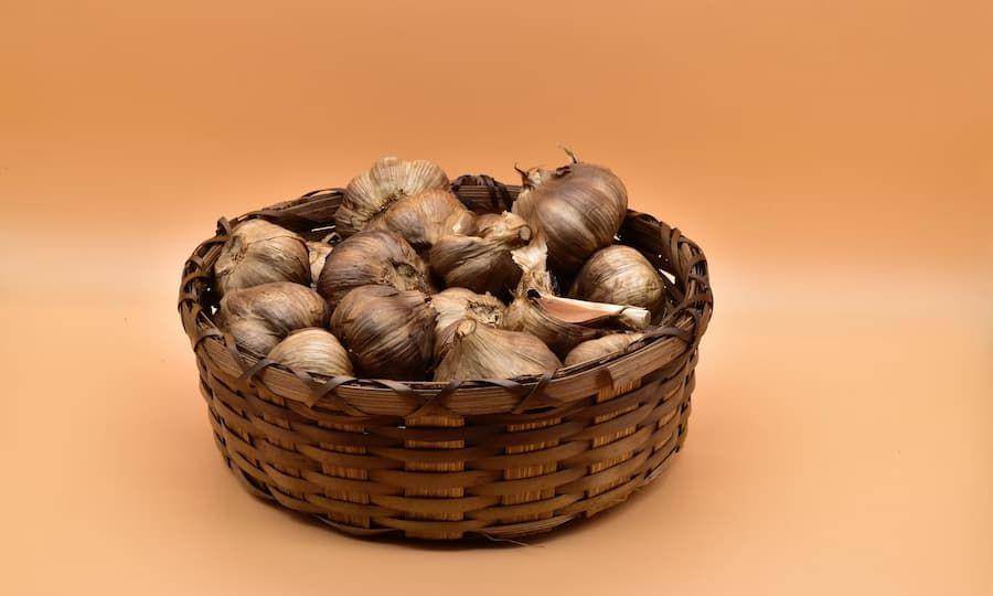ilustrasi black garlic (unsplash.com/Geoff Oliver)