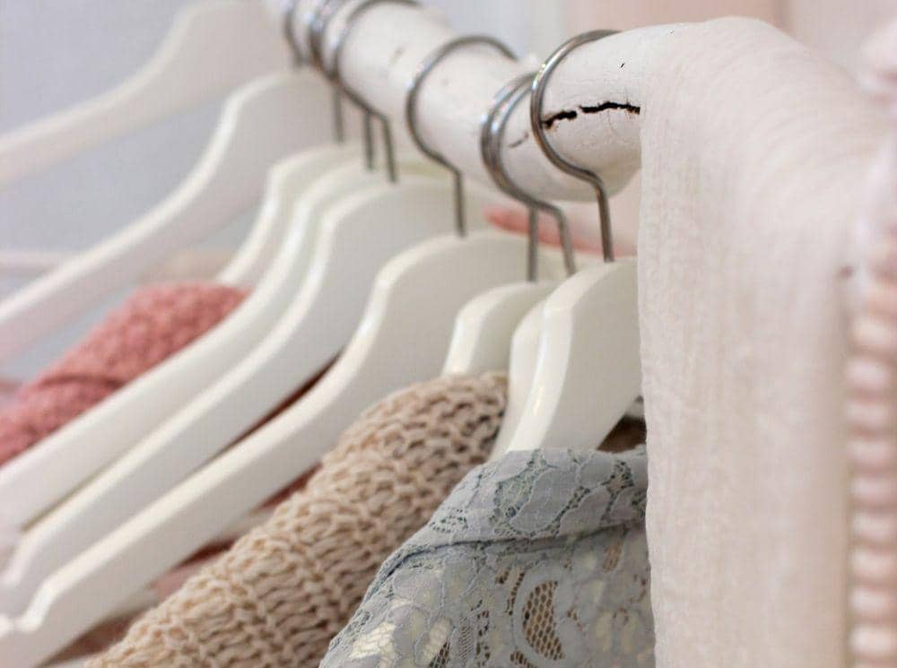 Ilustrasi menjemur kebaya (unsplash.com/micheilehenderson)