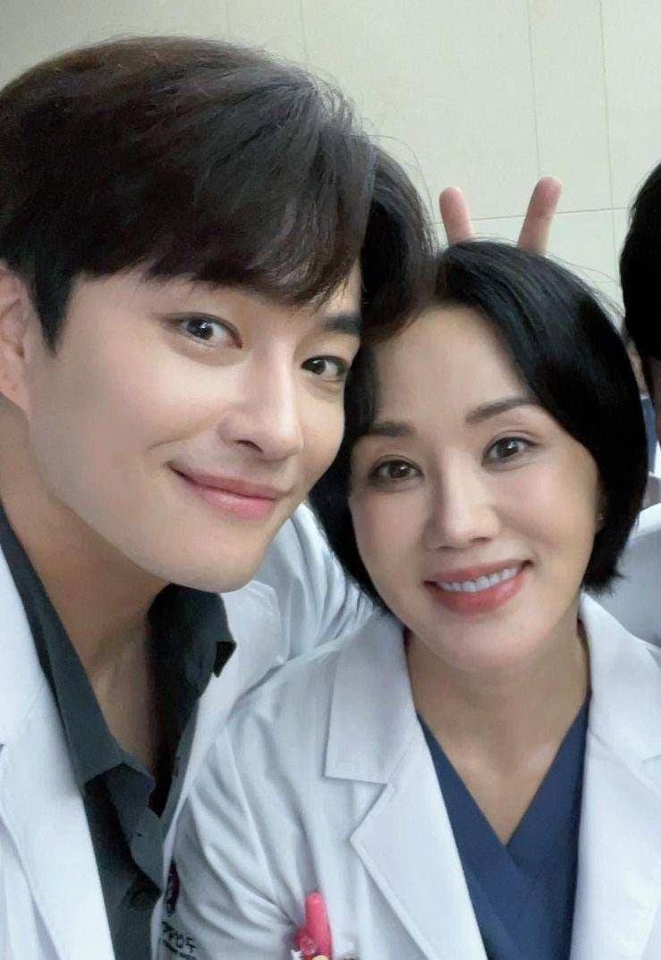 Min Woo Hyuk dan Uhm Jung Hwa di drama Doctor Cha (instagram.com/umaizing)