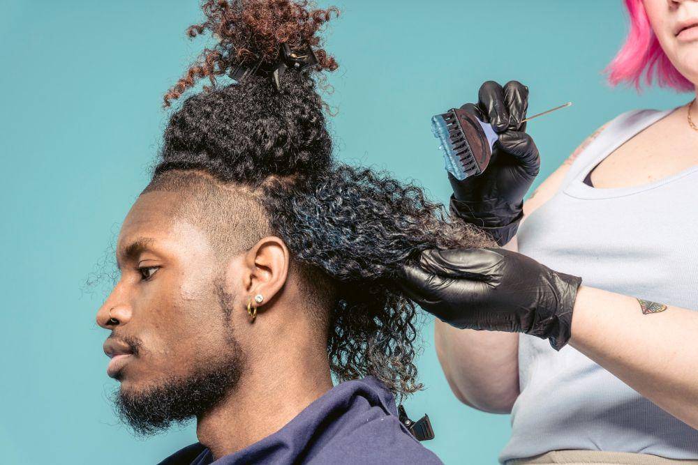 ilustrasi mewarnai rambut (pexels.com/John Diez)