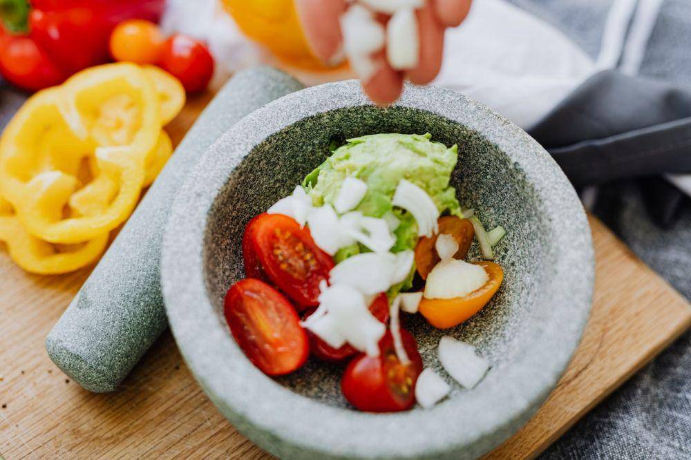 ilustrasi guacamole di dalam molajete (pexels.com/Karolina Grabowska)