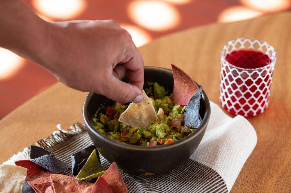 ilustrasi orang nachos dan guacamole (pexels.com/Los Muertos Crew)