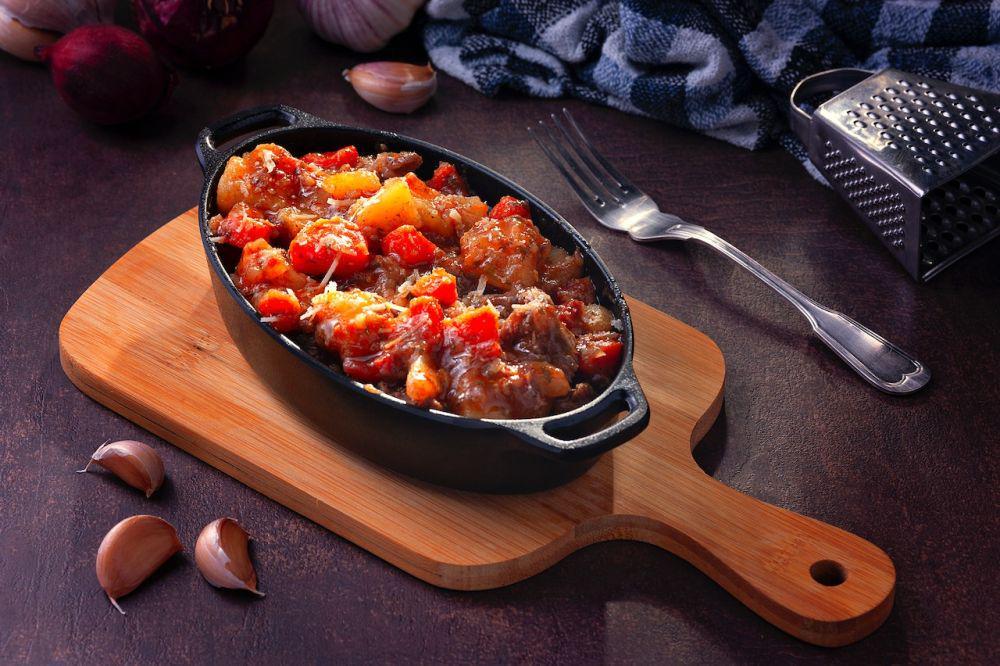 ilustrasi bell pepper chicken stew (pexels.com/Marcelo Verfe)