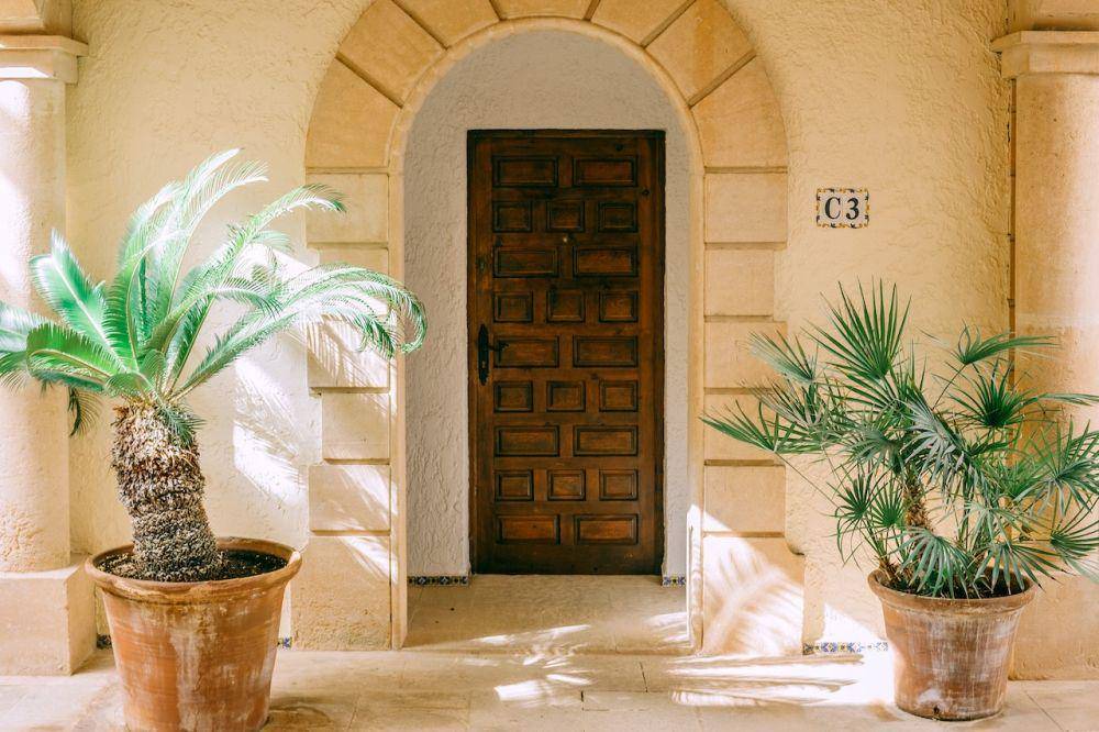 ilustrasi pintu dengan archway di bagian luar (pexels/maria orlova)