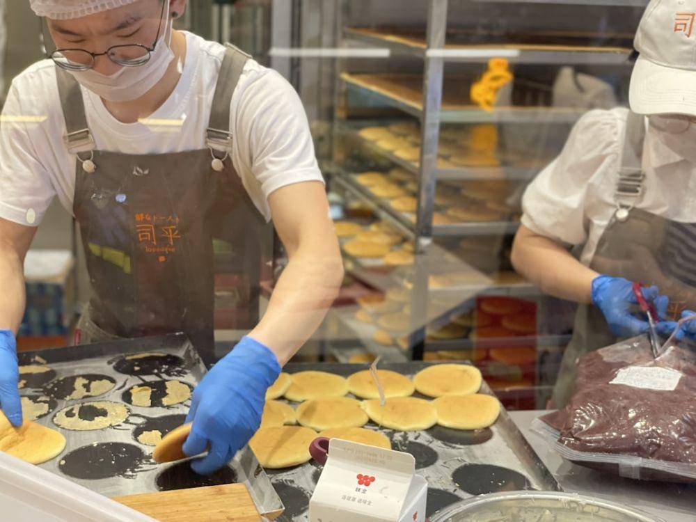Membuat dorayaki (unsplash.com/shanawu)