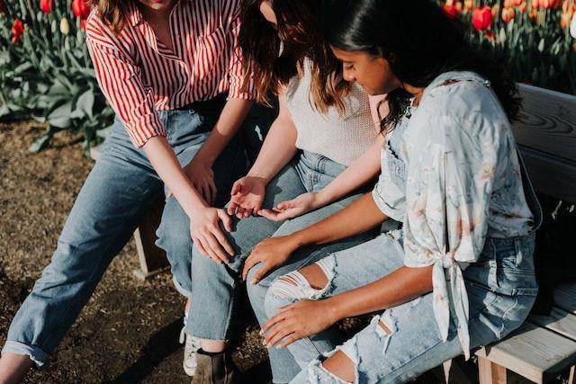 Teman jadi korban selingkuh (unsplash.com/@priscilladupreez)