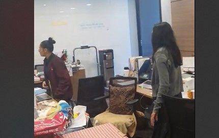 Tangkapan layar video kepanikan pegawai Kominfo saat Kejagung menggeledah kantor Kominfo, Rabu (17/5/2023). (Dok. Humas Kejagung)