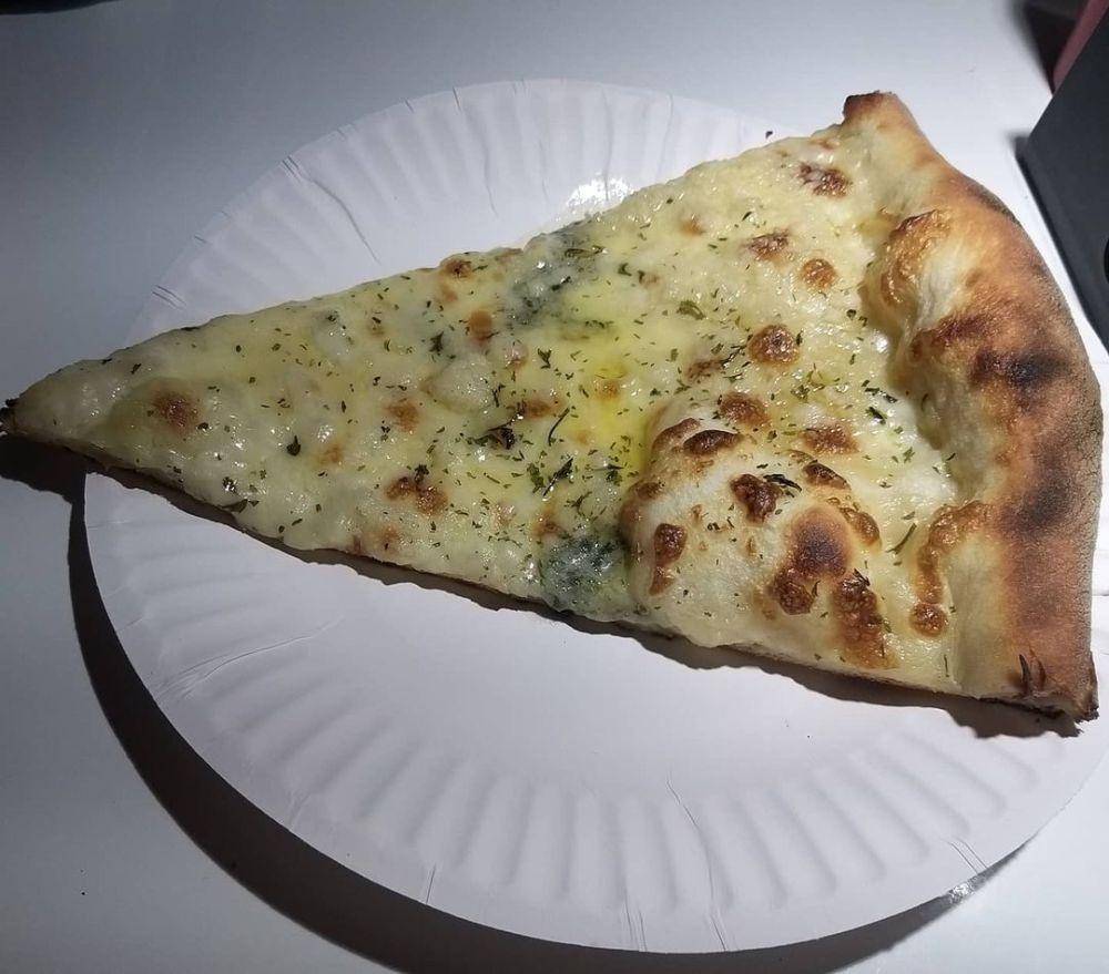 Sliced Pizza (instagram.com/_halona.foodies)