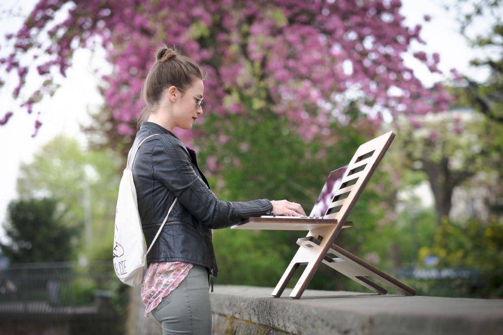 ilustrasi bekerja di taman (unsplash.com/standsome worklifestyle)