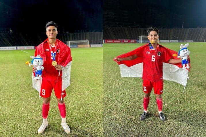Dua pemain PSM Makassar, Ramadhan Sananta (kiri) dan Ananda Raehan (kanan), berpose dengan medali emas cabor sepak bola SEA Games 2023 Kamboja. (Kolase Berbagai Sumber)