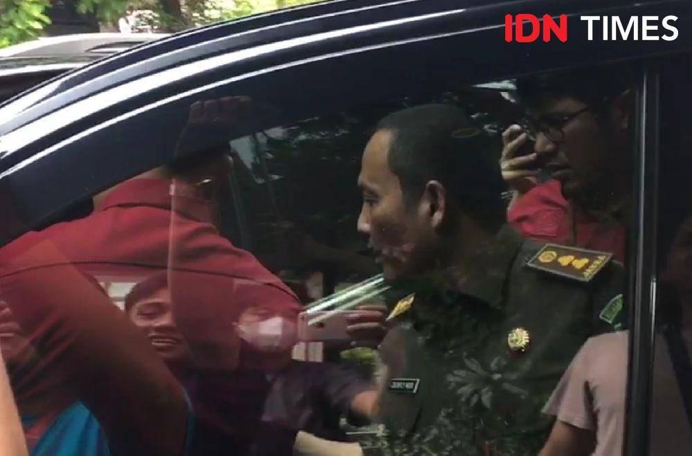 Kejagung Sita Amplop dan Gawai dari Mobil Menkominfo Johnny G Plate pada Rabu (17/5/2023). (IDN Times/Irfan Fathurohman)