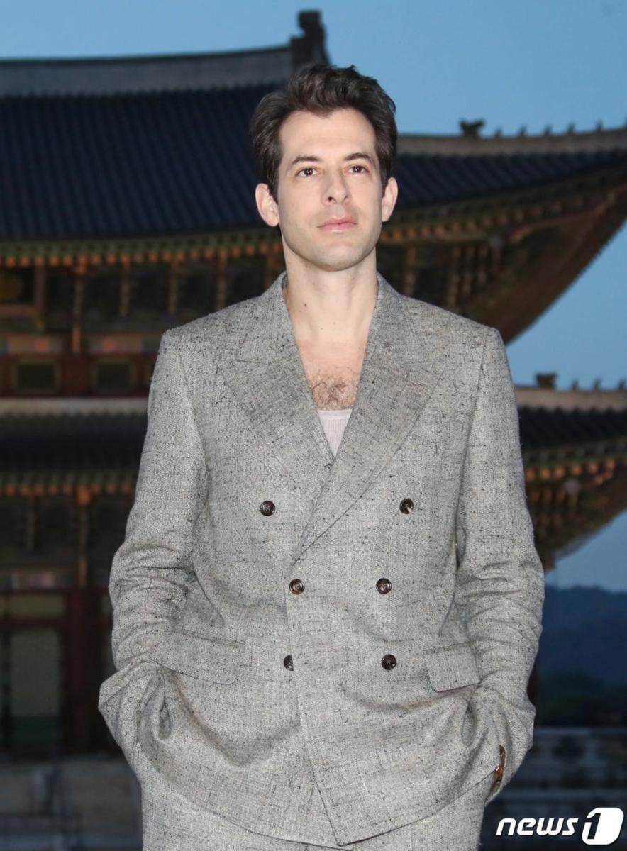 potret Mark Ronson di Gucci Cruise 2024 (dok. news1)