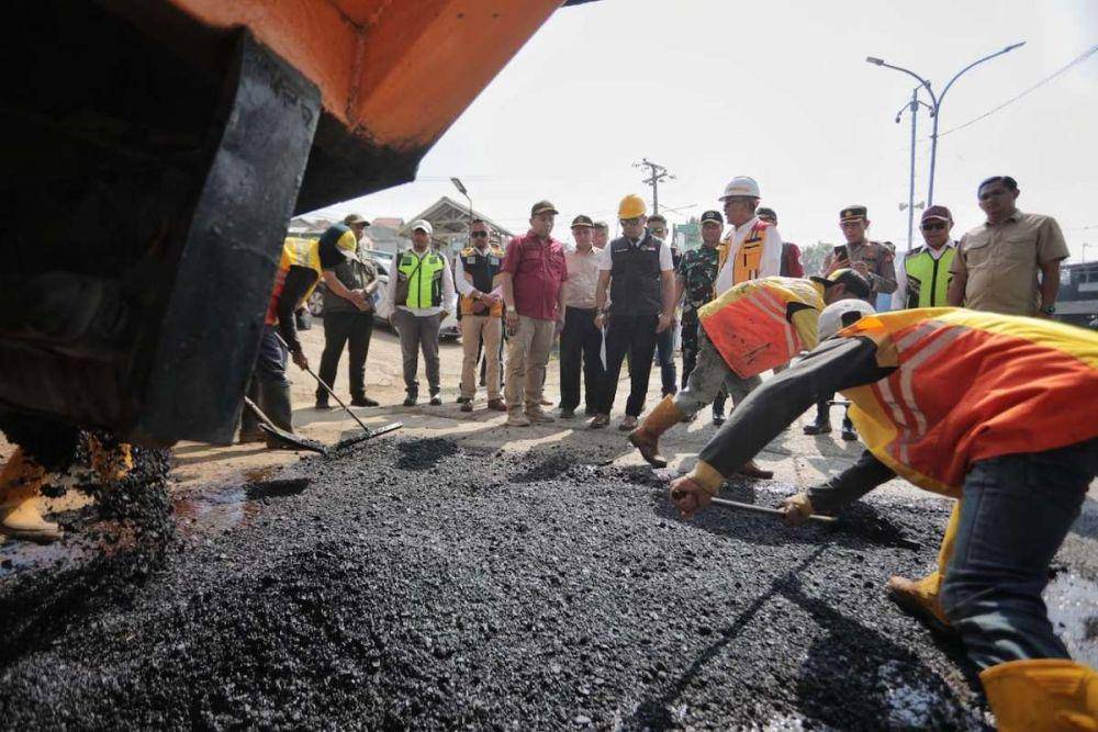 Inspeksi pengaspalan jalan provinsi di Bandung Barat (jabarprov.go.id)