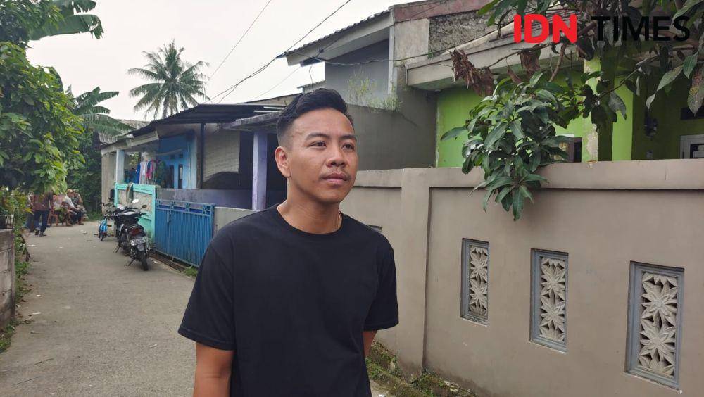 Anak korban, Andri saat menceritakan penusukan yang dialami korban hingga meninggal dunia di Kecamatan Cipayung, Kota Depok. (IDNTimes/Dicky)