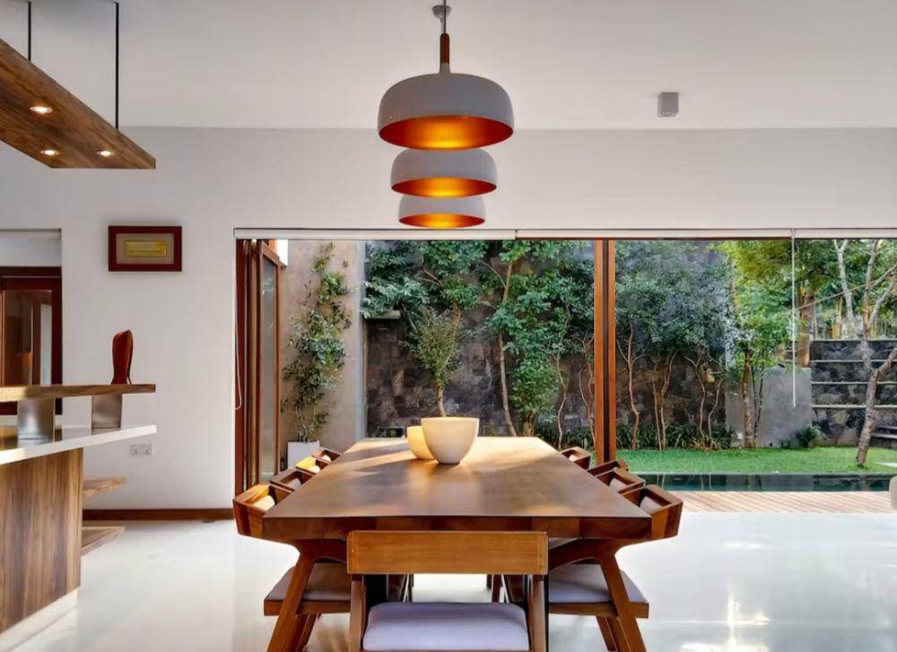 Ilustrasi lampu ruang makan(unsplash.com/@donkaveen)
