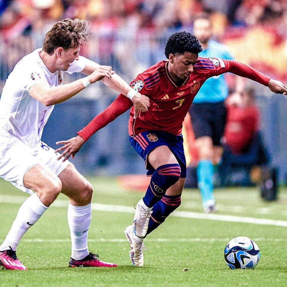 Alejandro Balde saat berseragam Timnas Spanyol. (instagram.com/alejandrobalde)