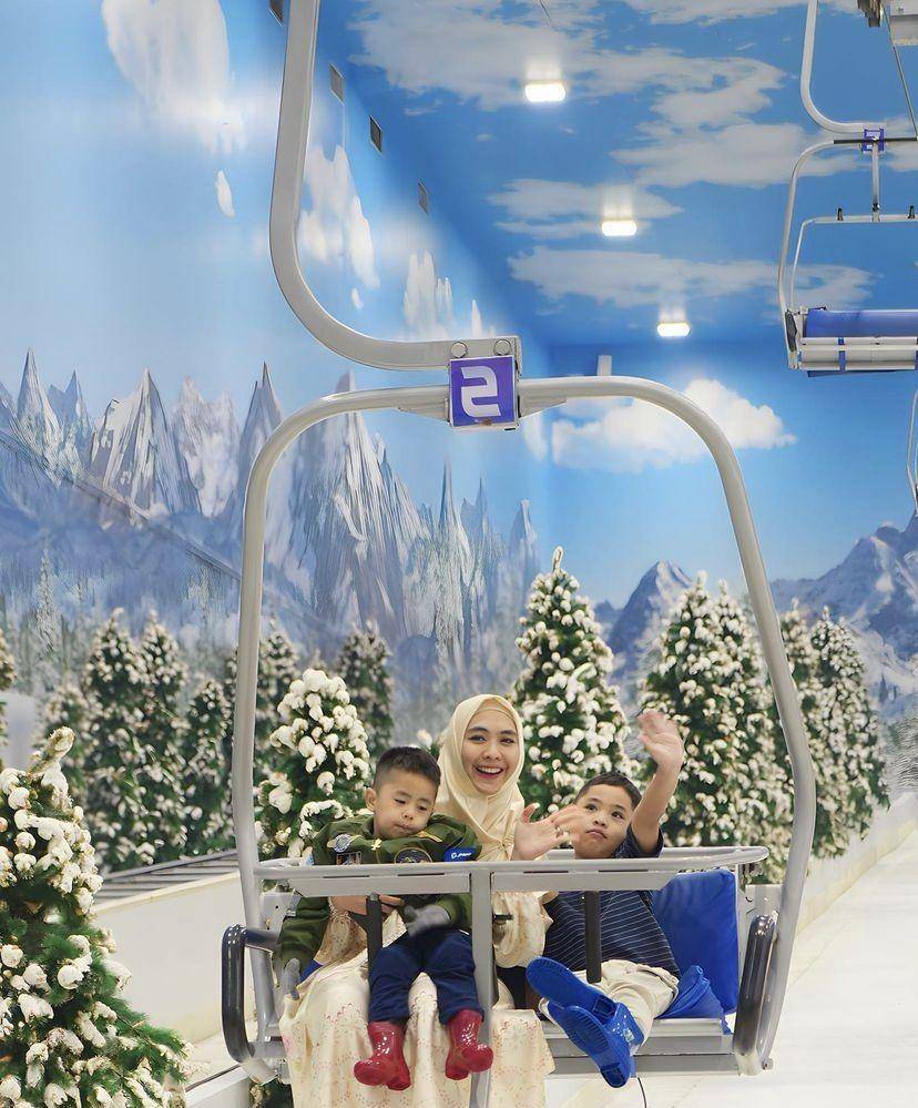 momen Oki Setiana Dewi ajak main anak-anaknya ke wahana salju (instagram.com/okisetianadewi)