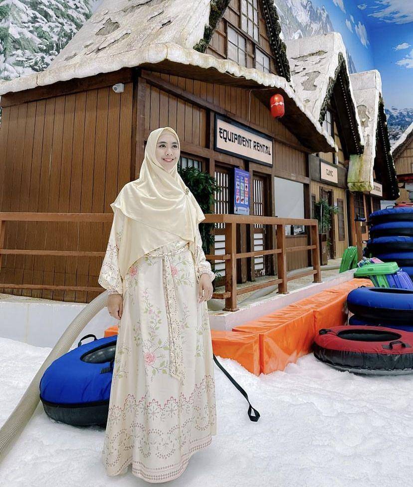 momen Oki Setiana Dewi ajak main anak-anaknya ke wahana salju (instagram.com/okisetianadewi)