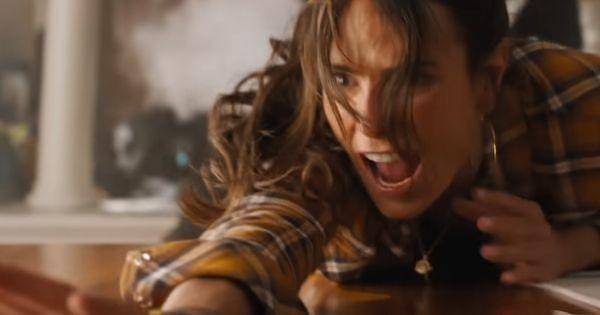 Mia menyuruh keponakannya lari (Dok. Universal Pictures/Fast X)