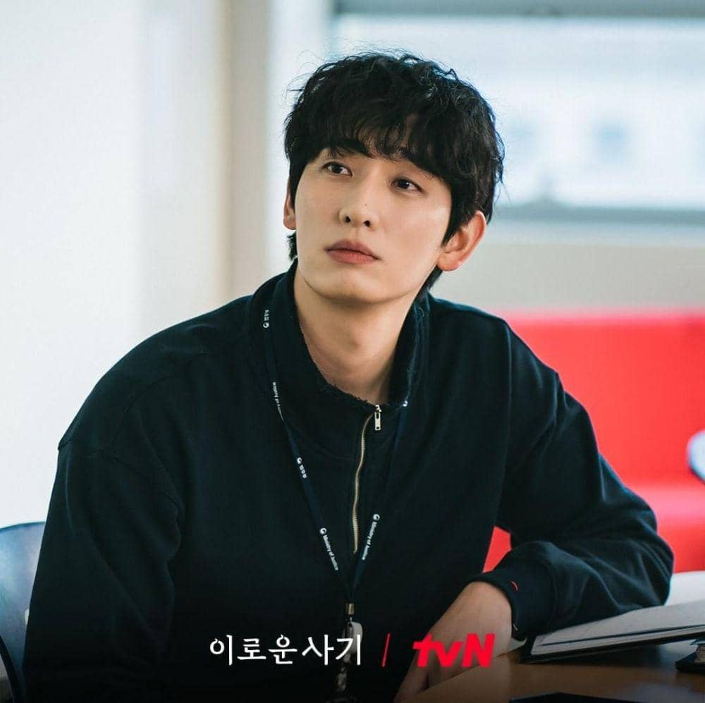 Yoon Park di drama Delightfully Deceitful (instagram.com/tvn_drama)