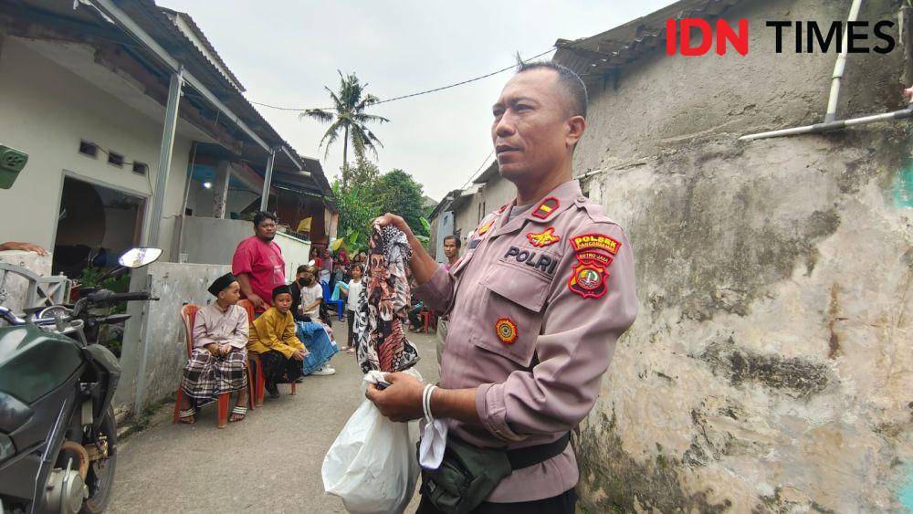 Anggota Polsek Pancoran Mas menunjukan pakaian korban yang meninggal usai ditusuk tersangka di Kampung Bulak Barat RW8, Kecamatan Cipayung, Kota Depok. (IDNTimes/Dicky)