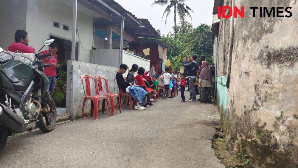 Lokasi rumah korban yang ditusuk tersangka menggunakan gunting di RW8, Kelurahan/Kecamatan Cipayung, Kota Depok. (IDNTimes/Dicky)