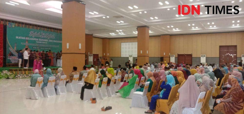 Acara halal bihalal Ikatan Keluarga Samawa di Islamic Center NTB, Kamis (18/5/2023). (IDN Times/Muhammad Nasir)