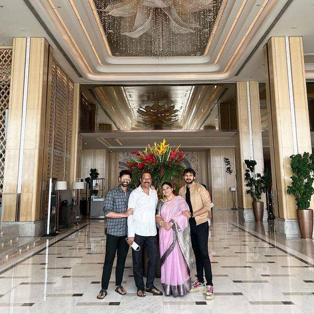 Sreenivas Bellamkonda dan keluarga (instagram.com/sreenivasbellamkonda)