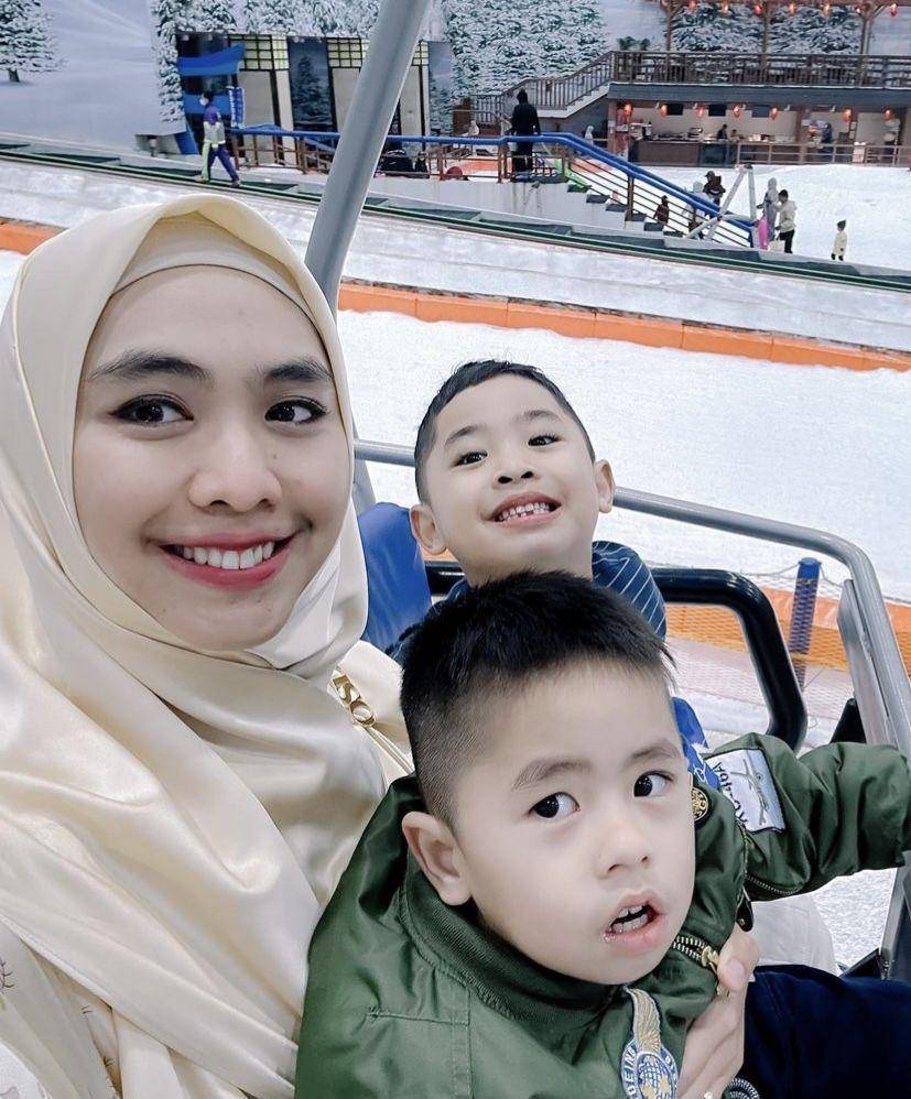 momen Oki Setiana Dewi ajak main anak-anaknya ke wahana salju (instagram.com/okisetianadewi)