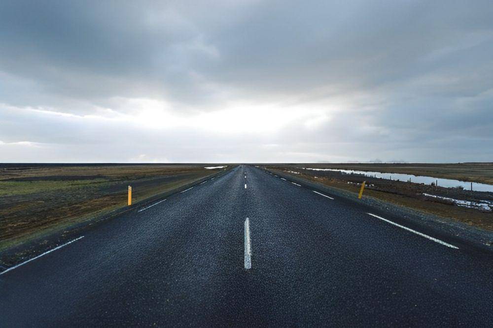 ilustrasi aspal (unsplash.com/john_cafazza)