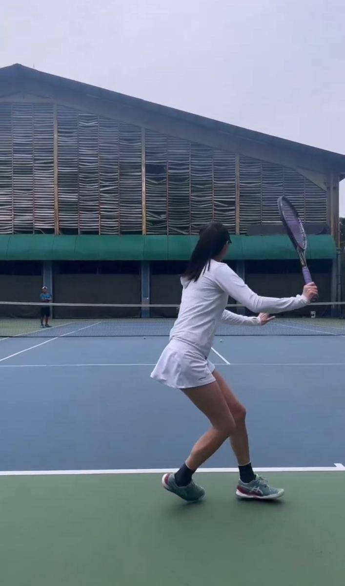 potret Gege Elisa bermain tenis (instagram.com/gegeelisa94)