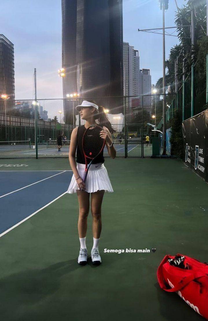potret Gege Elisa bermain tenis (instagram.com/gegeelisa94)