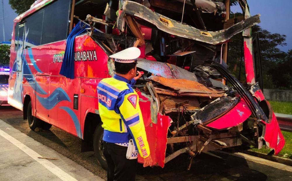 Bus DPRD Kota Surabaya kecelakaan di Tol Grati Pasuruan, Kamis (18/5/2023). Dok. Unit PJR Jatim 4.