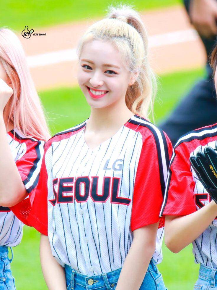 Yuna Itzy (twitter.com/@yuna129square)
