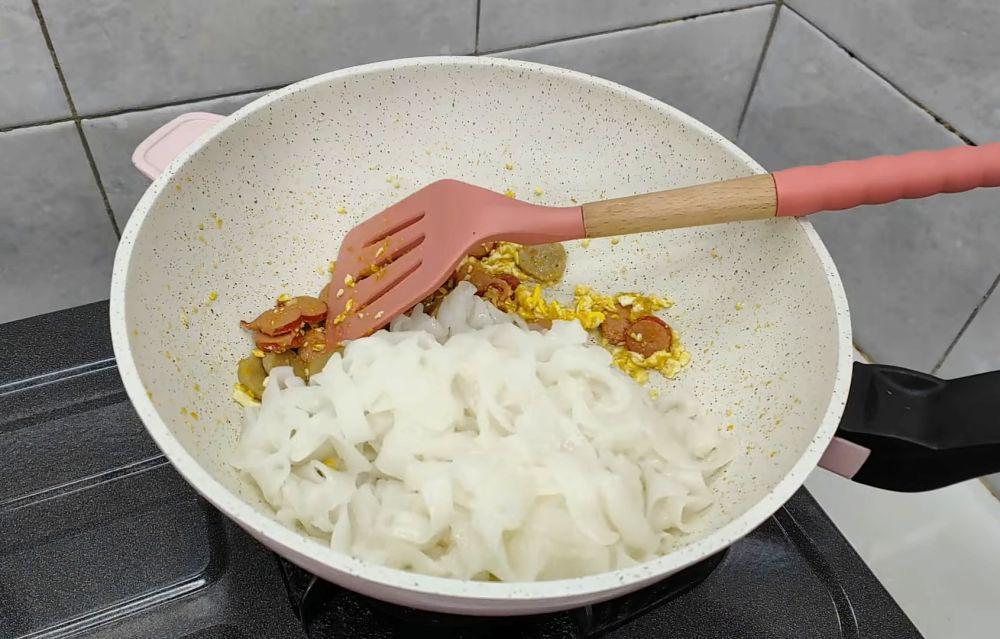 ilustrasi membuat kwetiau goreng (CR COOK)