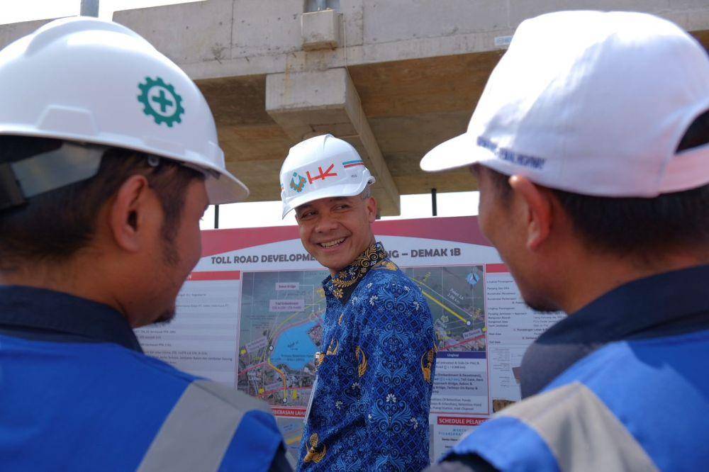 Gubernur Jateng Ganjar Pranowo saat meninjau proyek Tol Semarang-Demak. (IDN Times/Dok Humas Pemprov Jateng)