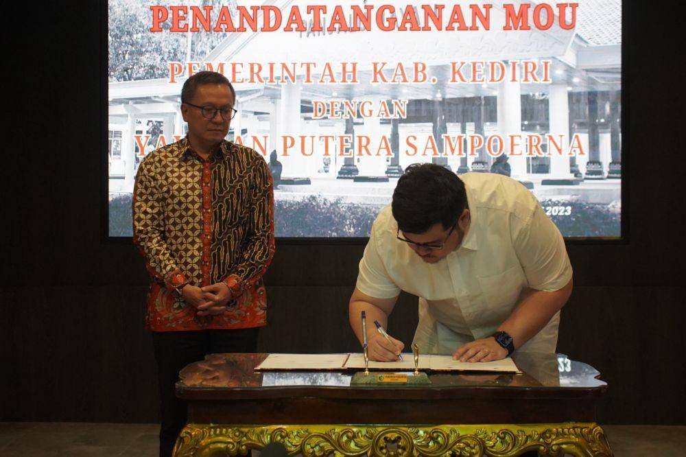 Penandatanganan nota kesepahaman atau Memorandum of Understanding (MoU) antara Bupati Hanindhito Himawan Pramana dengan Senior Director PSF, Elan Merdy, Rabu (17/5/2023). (Dok. Pemkab Kediri)