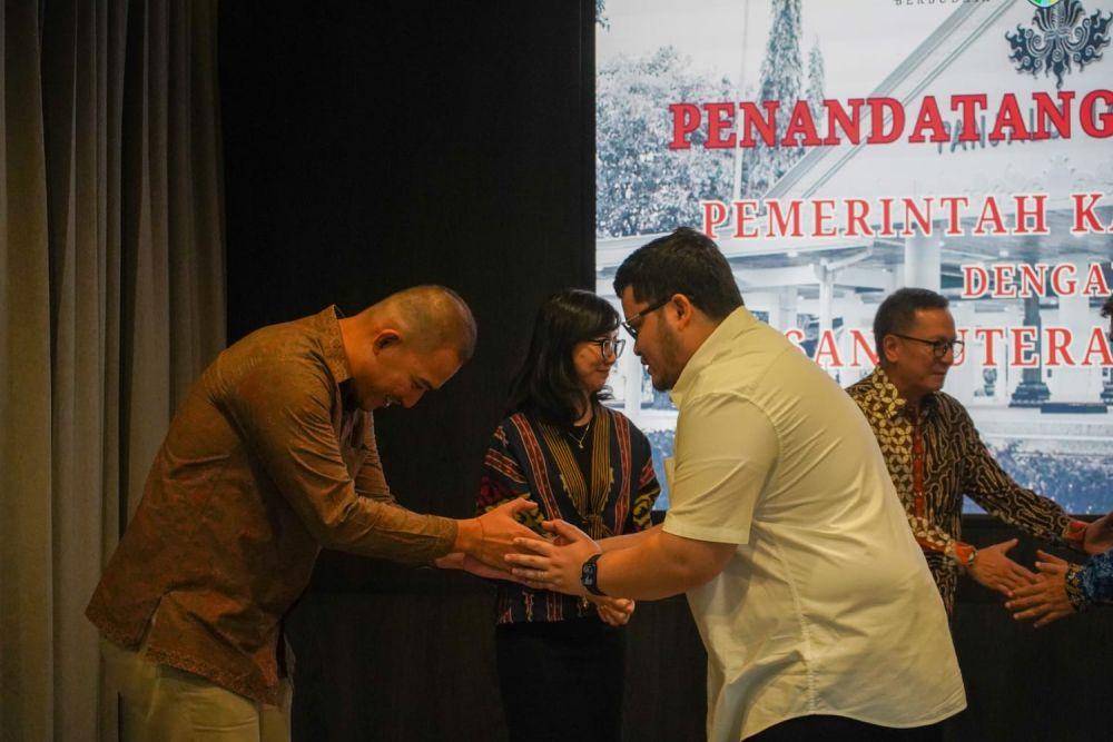 Bupati Hanindhito Himawan Pramana bersalaman dengan Senior Director PSF, Elan Merdy. (Dok. Pemkab Kediri)