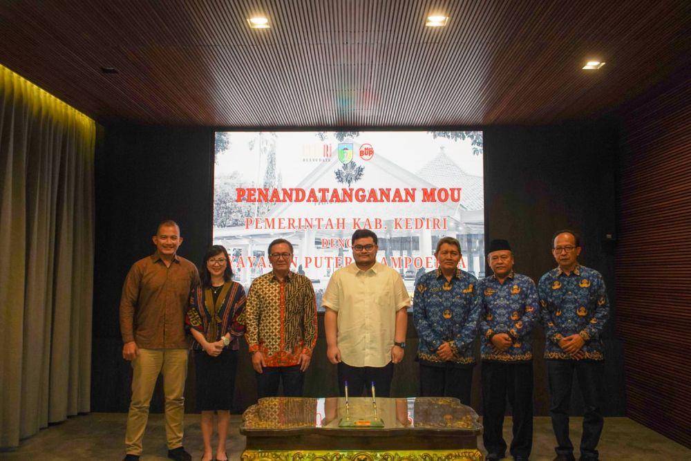 Penandatanganan nota kesepahaman antara Bupati Hanindhito Himawan Pramana dengan Senior Director PSF, Elan Merdy, Rabu (17/5/2023). (Dok. Pemkab Kediri)