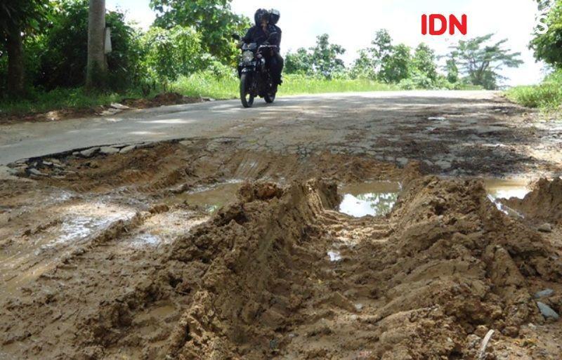 ilustrasi jalan rusak (IDN Times/Ervan Masbanjar)