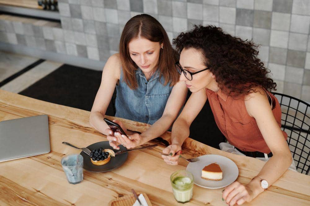 ilustrasi dua perempuan (pexels.com/Edmond Dantès)