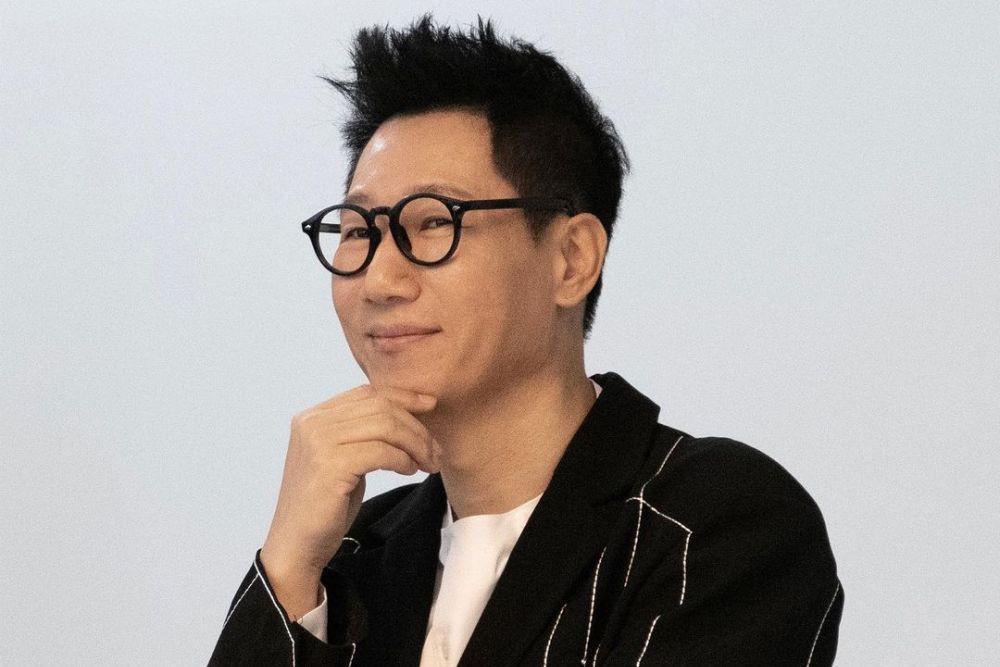 Ji Seok Jin Diam-diam Bayar Pegawai Uzurocks Pakai Uang Pribadi