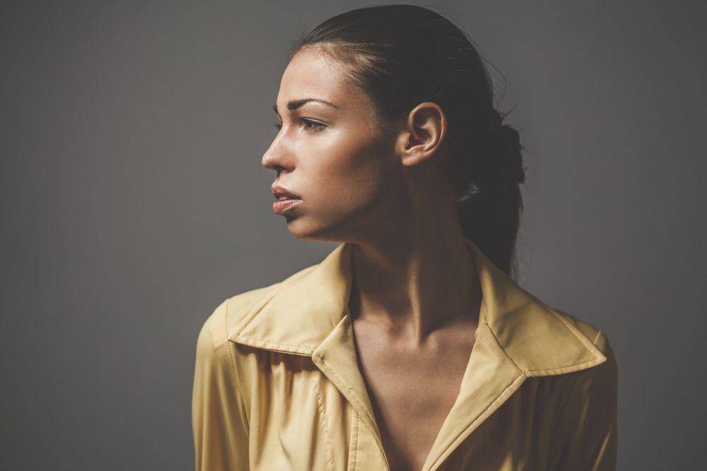 ilustrasi wanita melamun (unsplash.com/samuel dixon)