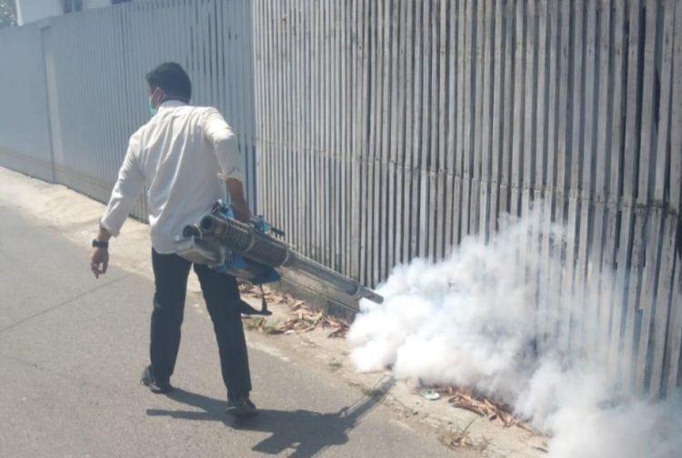 Pengasapan DBD di lingkungan  masyarakat Kota Banjarmasin.