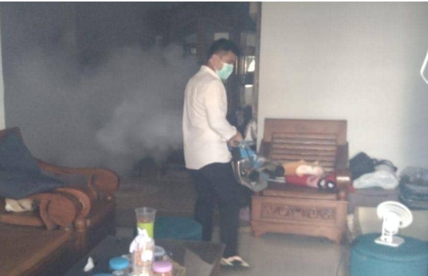 Pengasapan DBD memasuki rumah warga di Banjarmasin.
