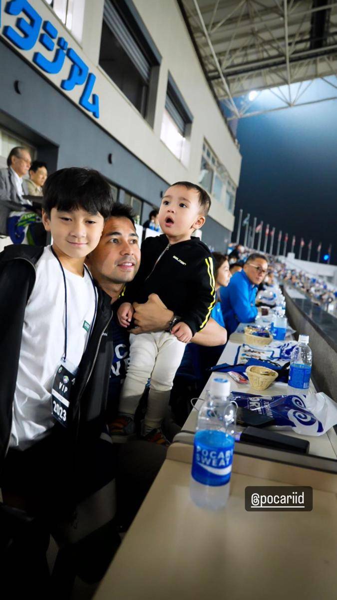 potret Rayyanza nonton bola di stadion (instagram.com/raffinagita1717)