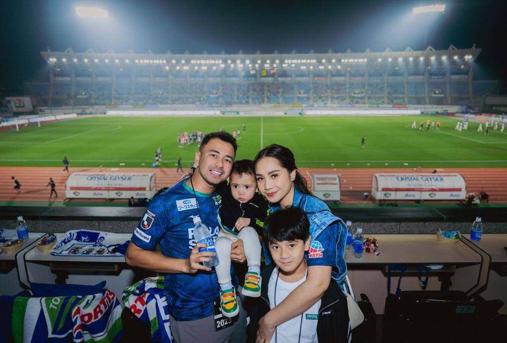 potret Rayyanza nonton bola di stadion (instagram.com/24olik)